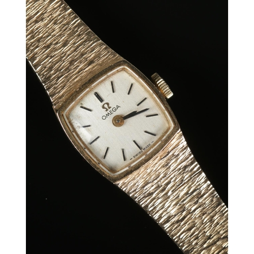 335 - A ladies 9ct gold Omega manual wristwatch. With centre seconds and baton markers. 25.2g.