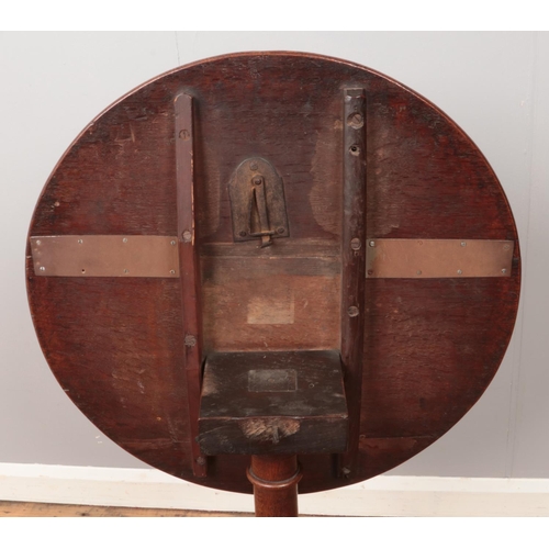 482 - A Georgian oak circular tilt top table, with turned central pillar supported by three cabriole feet.... 