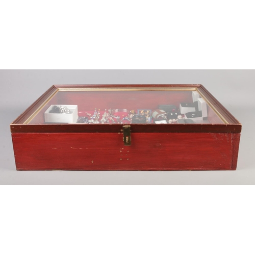 47 - A table top bijouterie cabinet, containing contents of assorted costume jewellery. To include cuffli... 