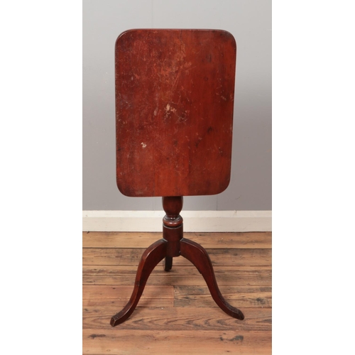 487 - A Victorian mahogany snaptop rectangular occasional table on tripod support. Approx. dimensions 53cm... 