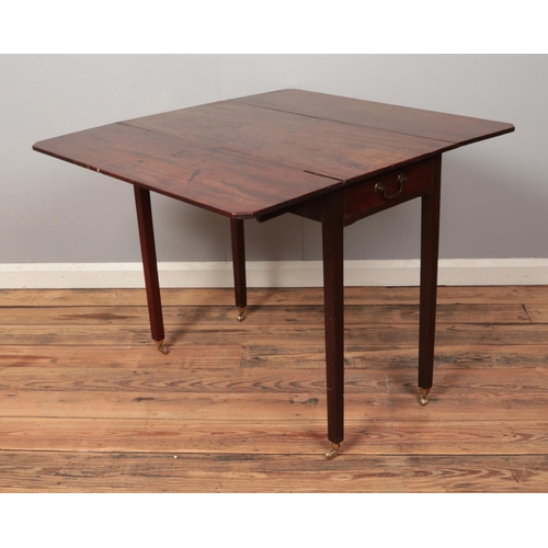 490 - A Georgian mahogany pembroke drop-leaf table with two drawers. On tapered legs and castors. Approx. ... 