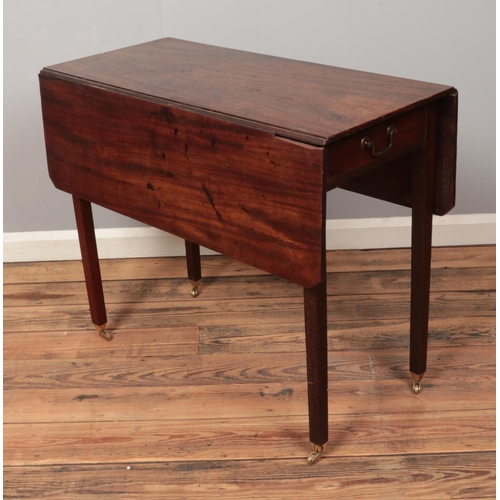 490 - A Georgian mahogany pembroke drop-leaf table with two drawers. On tapered legs and castors. Approx. ... 