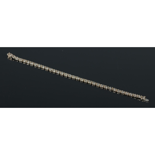 369 - A 9ct Gold and Diamond bracelet. Stamped to clasp. Total weight: 5.67g