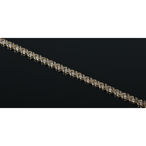 369 - A 9ct Gold and Diamond bracelet. Stamped to clasp. Total weight: 5.67g