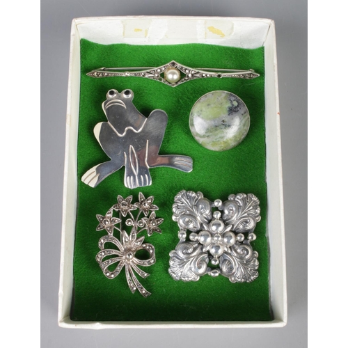 409 - Five silver brooches, including marcasite and Canadian examples. Total weight: 42g.