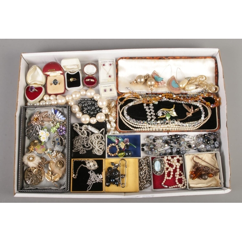 149 - A tray of costume jewellery, to include mink brooches, statement earrings and beaded necklaces.