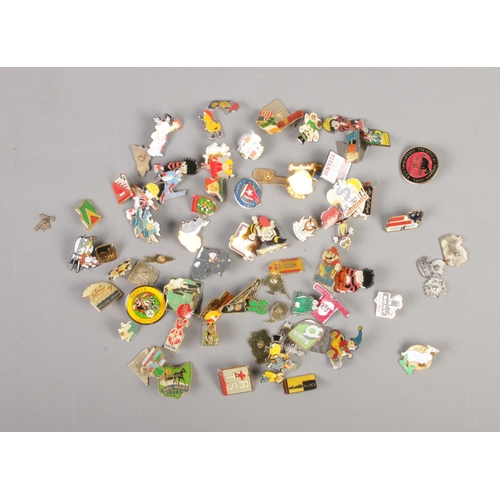 210 - A quantity of assorted vintage pin badges including Wade, Australian Tourist badge, Titanic Boarding... 