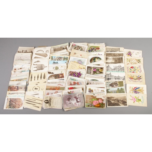 25 - A quantity of vintage postcards, focusing on topics including The Royal Family, Museum Exhibits and ... 