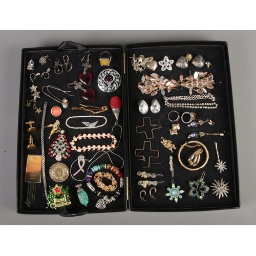 30 - A good collection of costume jewellery. To include Christmas brooches, earrings, bracelets and neckl... 