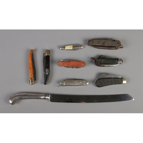 22 - A quantity of pocket knives including Laguiole and Sheffield exmaples. Also includes a Reed & Barton... 