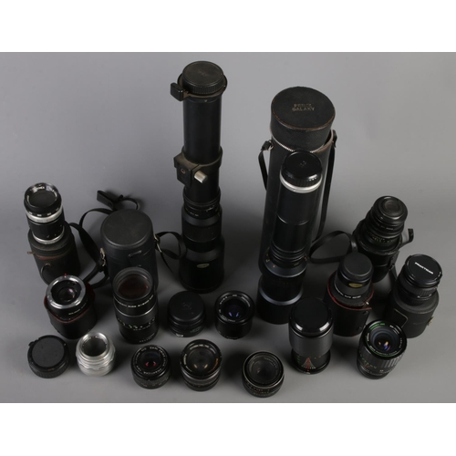 186 - A box of camera lenses. Including large Photax, Pentacon, Hanimex, Carl Zeiss, etc.