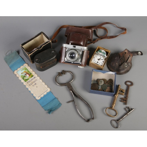 31 - A small quantity of collectables. Including old keys, hand painted miniature clock, Jdeal camera, co... 