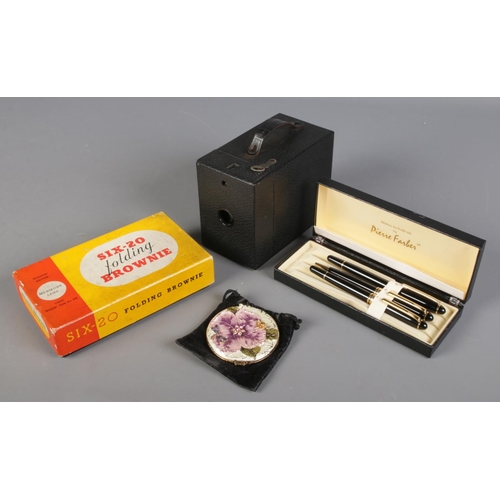 207 - A quantity of collectables. Includes Pierre Farber pen set, Suzanna Freud compact, Six20 and Hawkeye... 