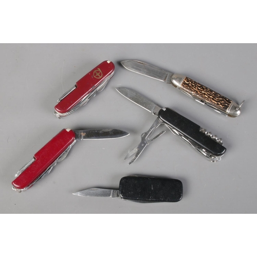 222 - A quantity of multi-bladed knives, including Richards and Star-in-Q Swiss army knife. CANNOT POST OV... 