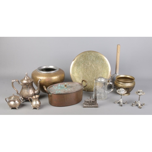 293 - A collection of metalwares, to include lidded copper pot, small pair of candlesticks and brass bowl.