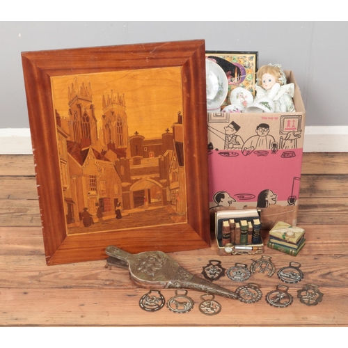 304 - A quantity of assorted items, to include wooden plaque, ceramic bells and horse brasses.