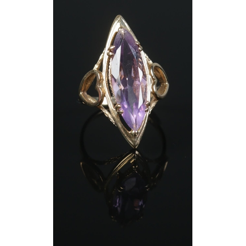 420 - A 9ct Gold amethyst marquise shaped dress ring. Size L. Total weight: 3.9g