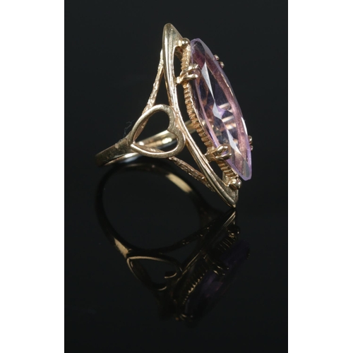 420 - A 9ct Gold amethyst marquise shaped dress ring. Size L. Total weight: 3.9g