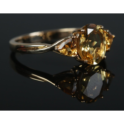 422 - A 9ct Gold citrine trilogy ring. Size Q. Total weight: 2.5g