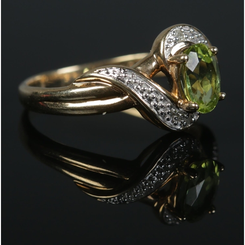 425 - A 9ct Gold, peridot and diamond accent ring. Size O. Total weight: 2.5g