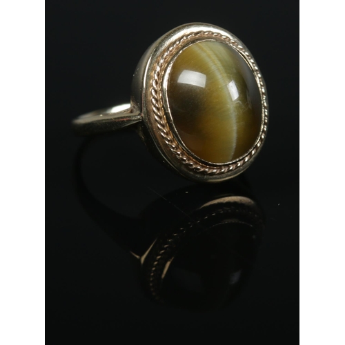 426 - A vintage 9ct Gold and Chrysoberyl ring. Assayed for London. Size J. Total weight: 3.5g.