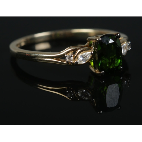 427 - A 9ct Gold, chrome diopside and white topaz ring. Size P½. Total weight: 2.1g