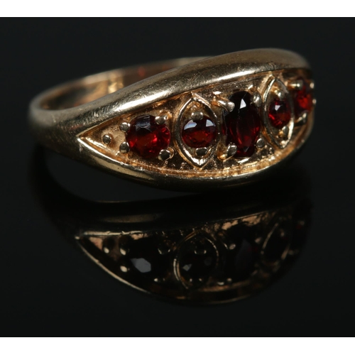 437 - A vintage 9ct Gold garnet five stone ring. Size L. Total weight: 2.4g