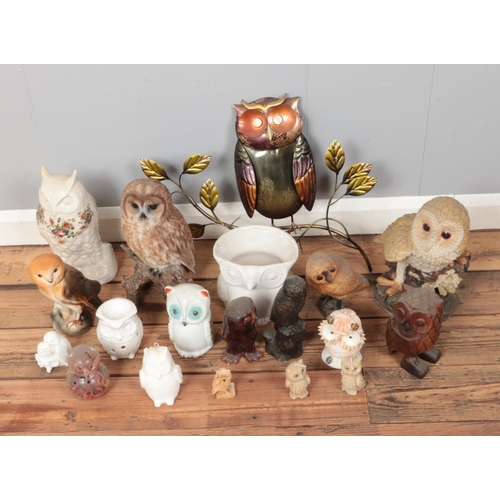 312 - A box of owl ornaments including wall plaque, planter, money box, garden ornaments etc.