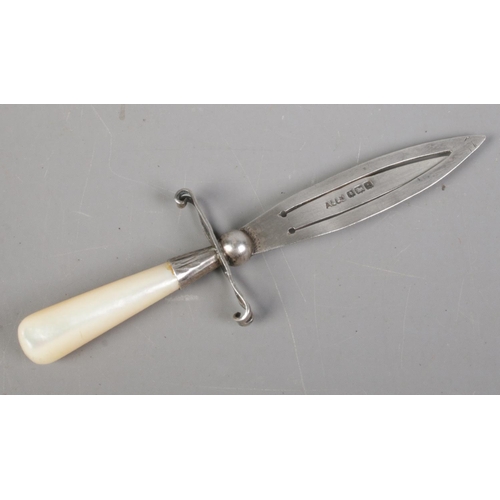 400 - A small silver bookmark formed as a dagger with mother of pearl handle. Assayed Birmingham 1925. (8c... 