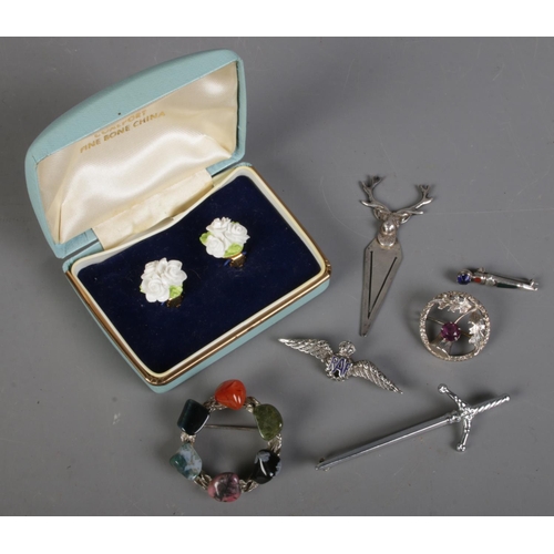 406 - A small quantity of jewellery. Including silver sweetheart brooch, dagger brooch, mizpah sword brooc... 