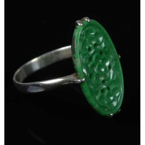 444 - A white metal ring set with jade coloured tablet.