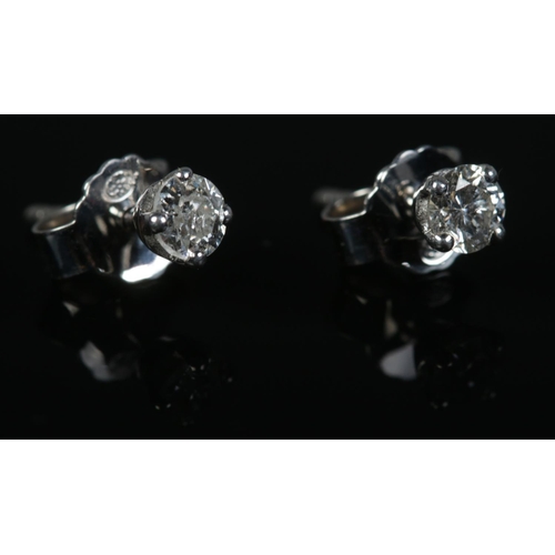 447 - A pair of 18ct white gold diamond stud earrings. Diamond  0.43 carat.