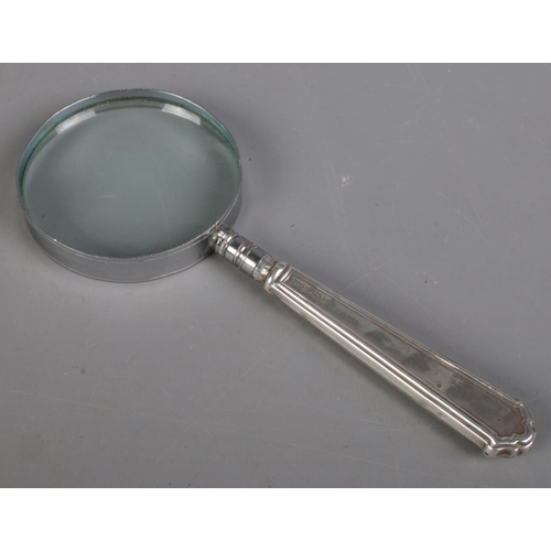 496 - A silver handled magnifying glass. Assayed Sheffield 1925 by Walker & Hall.