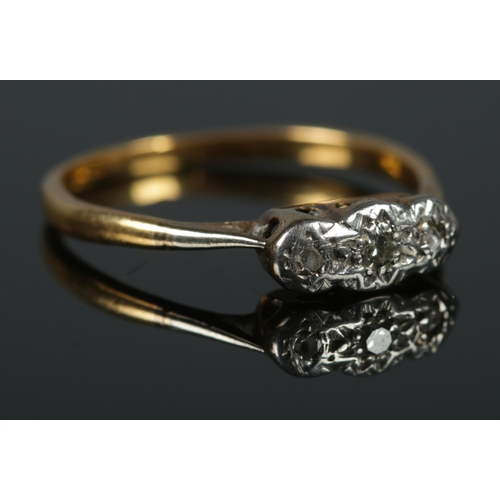 467 - An 18ct Gold and Platinum illusion set three stone diamond ring. Size L½. Total weight: 1.7g.