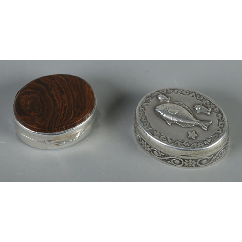 470 - A white metal vinaigrette with polished stone top, together with a white metal pillbox, decorated wi... 