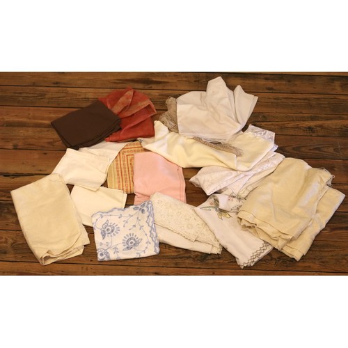 317 - A box of mixed linens.