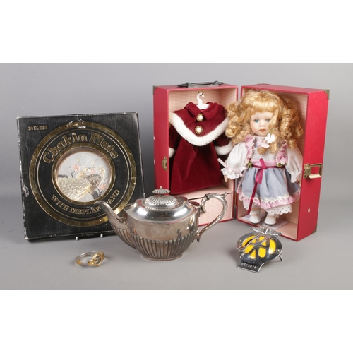 143 - A small quantity of assorted items, to include AA car badge, cased doll and accessories and Chokin p... 
