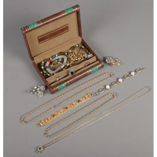153 - A novelty jewellery box with contents. Including rings, chains, bracelets, etc.