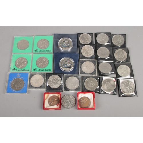 34 - A quantity of commemorative coins, to include silver jubilee, Charles and Diana examples and 100th a... 