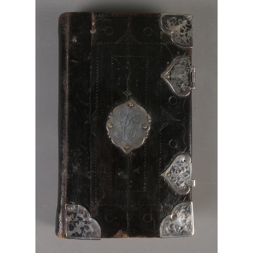 578 - An early eighteenth century silver and leather bound book of common prayer. With marbled insert and ... 