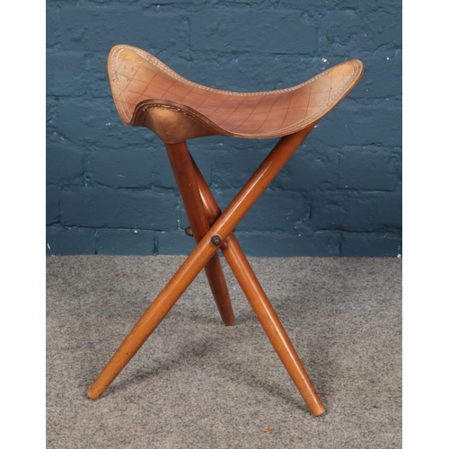 583 - A retro Norris leather topped folding tripod stool.