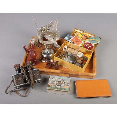 75 - A wooden tray of collectables. Includes Player's box, coins, white metal fighting cocks, binoculars ... 