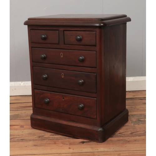 426 - A Victorian mahogany chest of drawers of small form. 43cm x 56cm x 31cm.