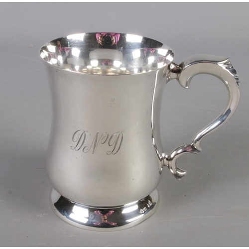 409 - A silver tankard. Engraved D.N.D. Assayed Sheffield 1959 by Viners Ltd. 390g.