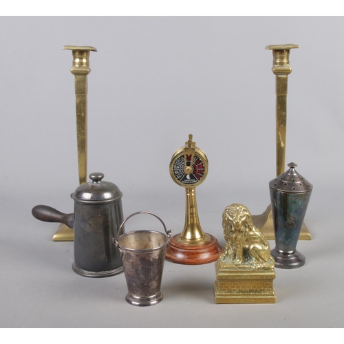 94 - A collection of assorted metalwares, to include a pair of candlesticks, brass paperweight, miniature... 