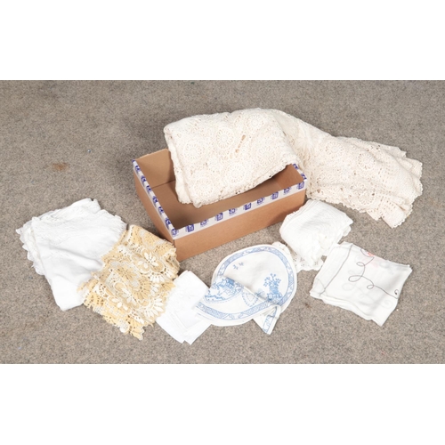 151 - A small box of lace and linen.