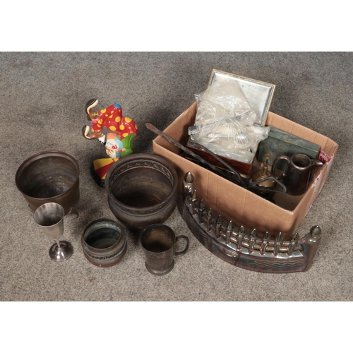 156 - A box of metalwares. Includes copper planters, painted cast iron doorstop, silver plated cutlery etc... 