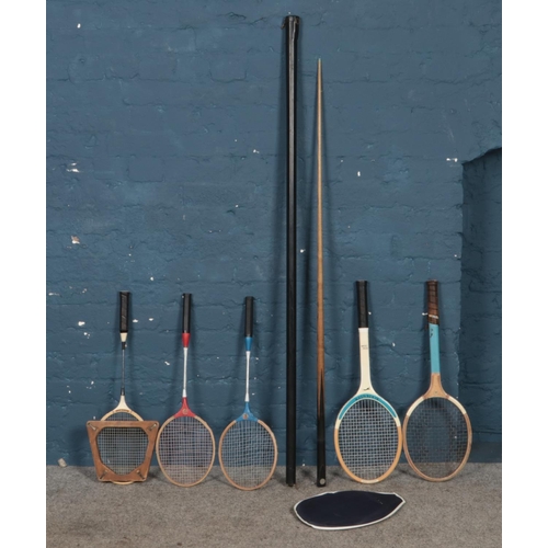 302 - A cased snooker cue along with a collection of vintage tennis and badminton rackets. Includes Slazen... 