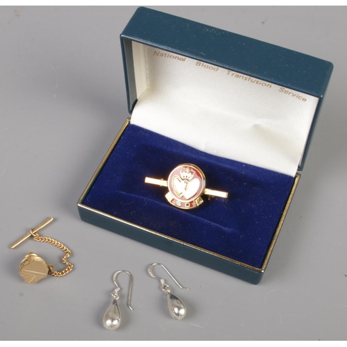 351 - A small quantity of jewellery. Includes 9ct gold tie pin, pair of silver earrings and a silver gilt ... 