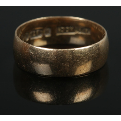 354 - A 9ct Gold wedding band, assayed in London. Size M. Total weight: 2.9g.